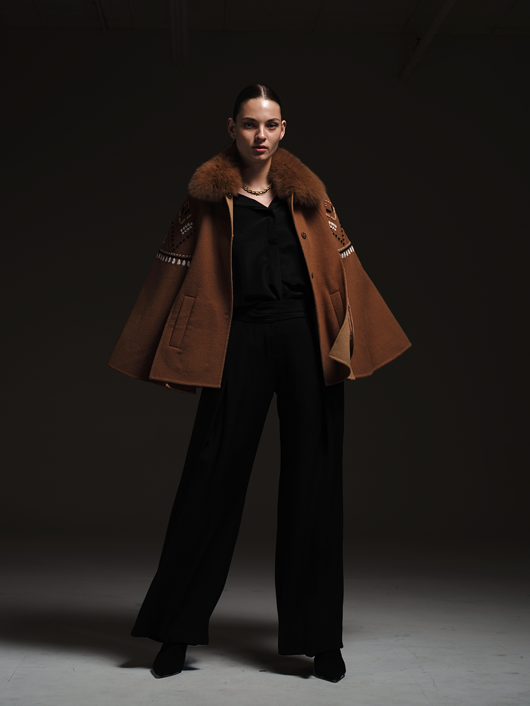 EMBROIDERY CAPE IN CAMEL